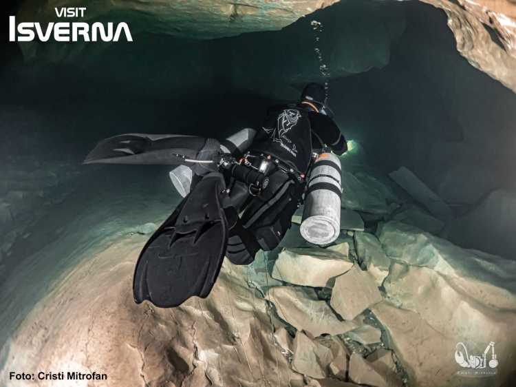 Scufundări în Peștera Isverna